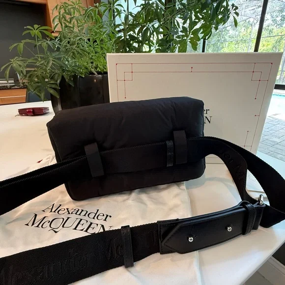 ショルダーバッグ Alexander Mcqueen Black Nylon The Puffy Knuckle Belt Bag Alexander McQueen Black Nylon The Puffy Knuckle Belt Bag
